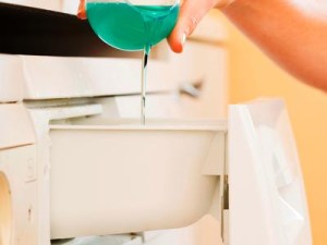 laundry-detergent-going-in-washer